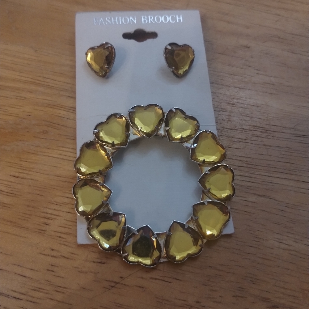 Heart-Shaped Gold Fashion Brooch and Earring Set